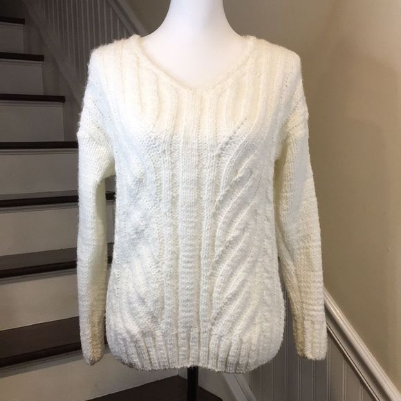 CUPCAKE Ivory Long Sleeve V-Neck Cable Chunky Cable Knit Sweater Sz M NWT - Picture 4 of 13